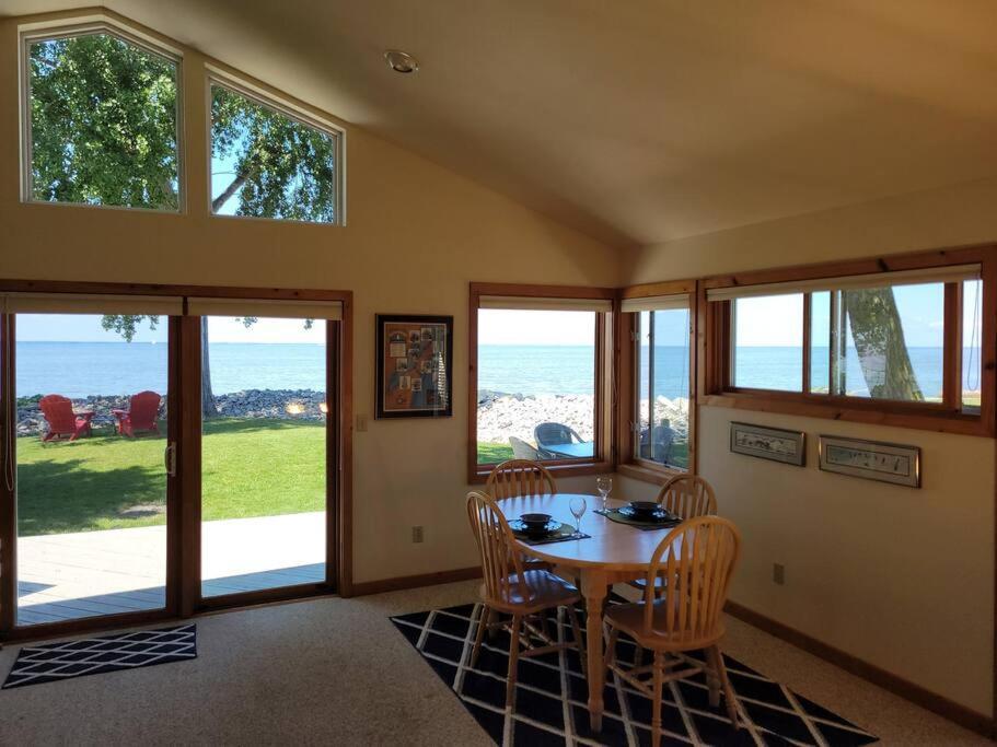 Cozy Cottage On Green Bay Extérieur photo
